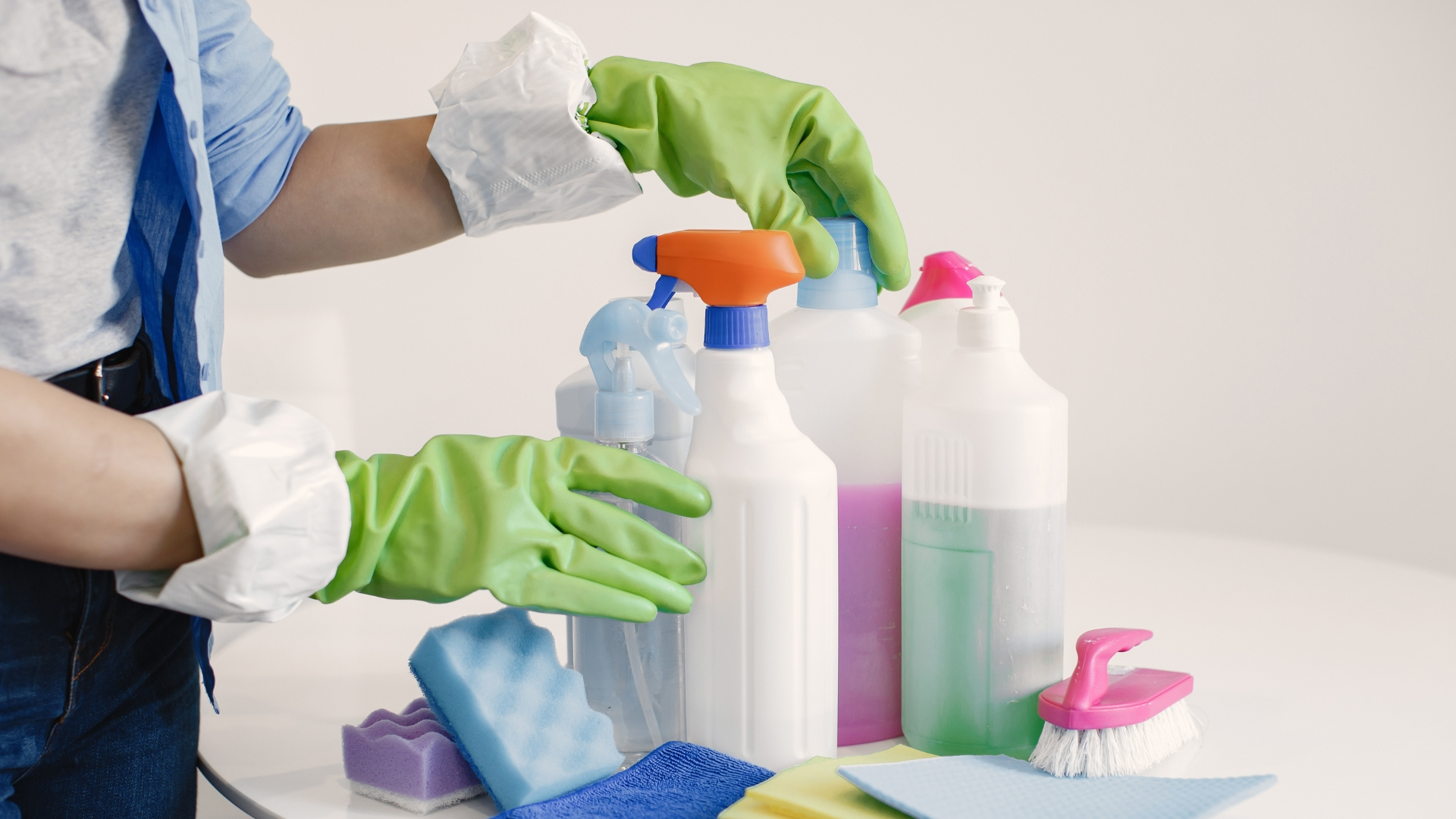Productos químicos industriales alineados en estanterías como parte de la venta de productos de limpieza para empresas