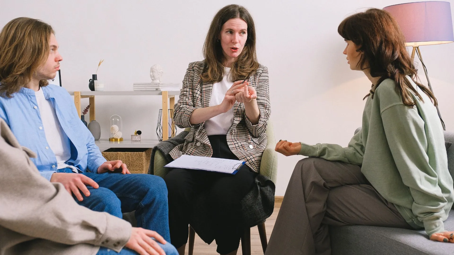 Grupo de personas conversando en una sesión guiada, imagen utilizada para ilustrar un artículo sobre películas de química y científicos que transformaron el mundo.